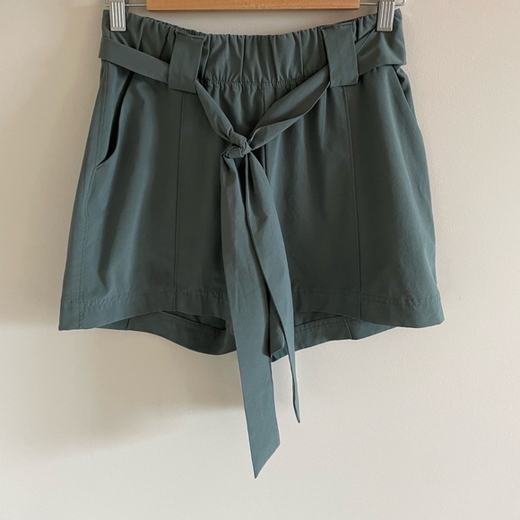 Athleta Destination Shorts Pleated Tie Front Jasper Green Size 2 - Picture 3 of 6